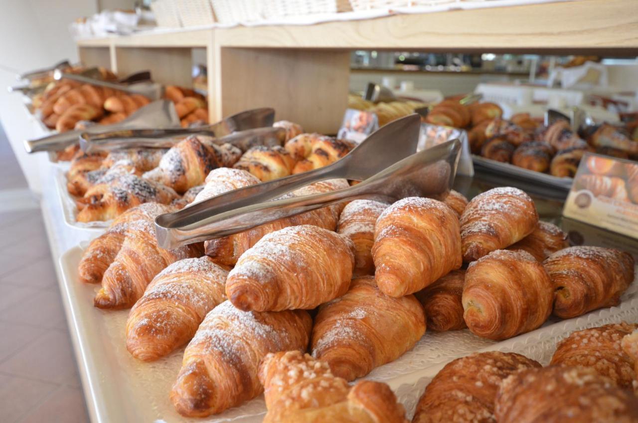 Savoy Beach Hotel & Thermal Spa Bibione Esterno foto Croissants