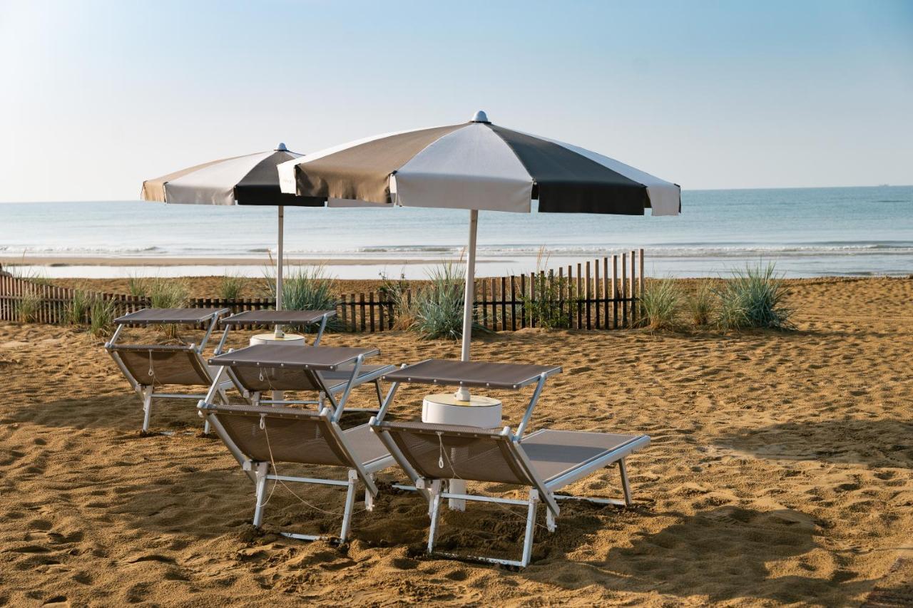 Savoy Beach Hotel & Thermal Spa Bibione Esterno foto Beach furniture