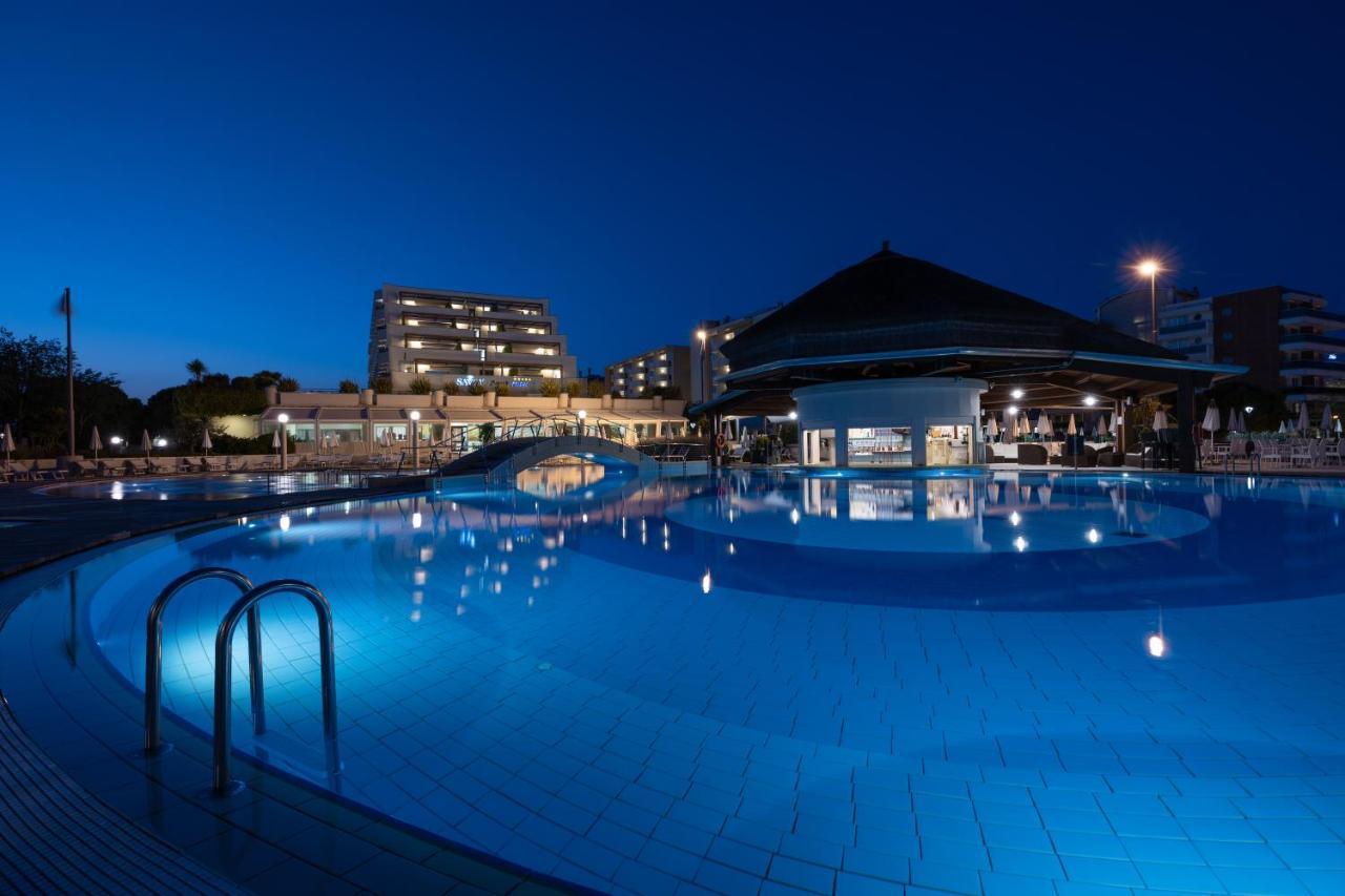 Savoy Beach Hotel & Thermal Spa Bibione Esterno foto The resort at night