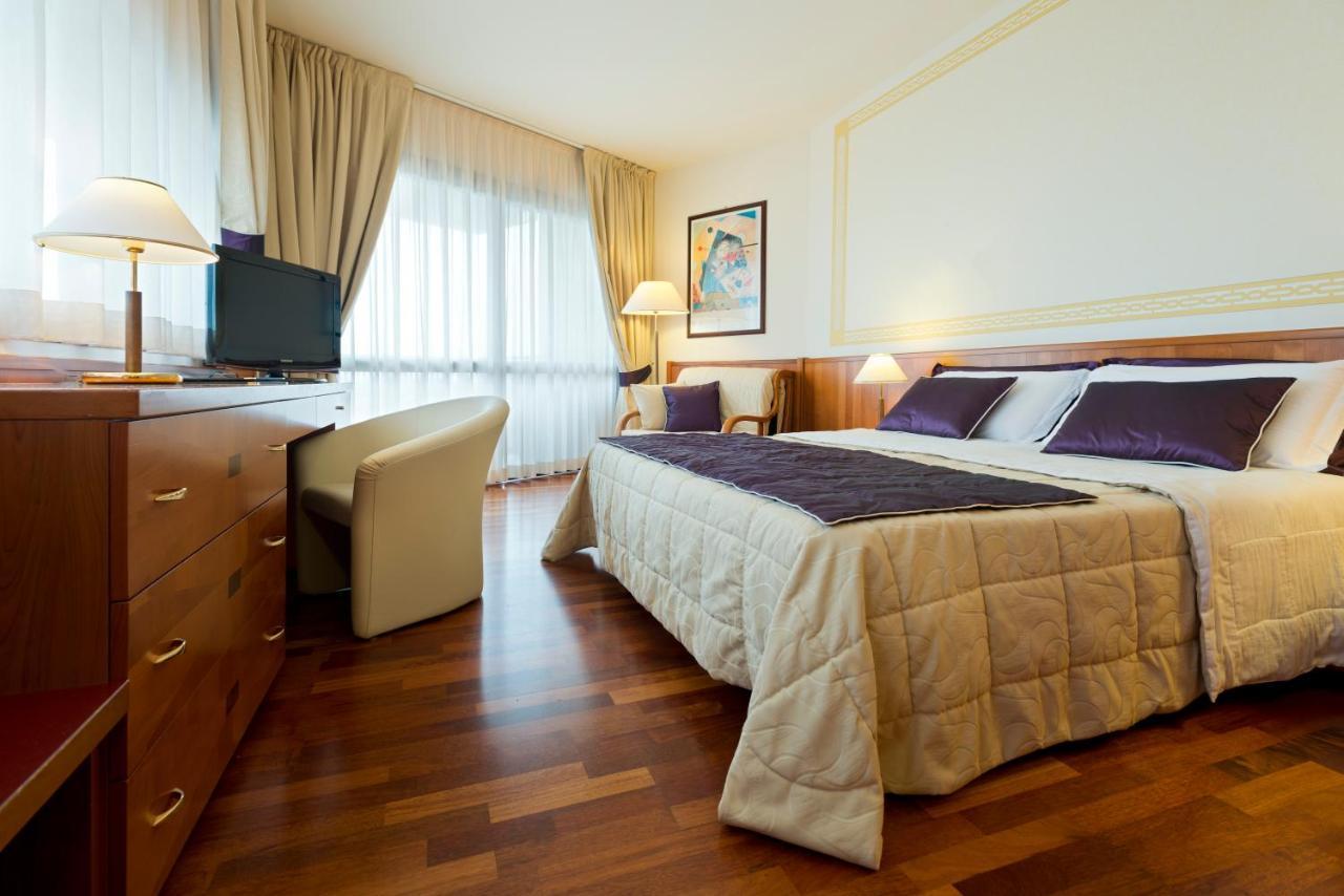 Savoy Beach Hotel & Thermal Spa Bibione Esterno foto A room at the hotel