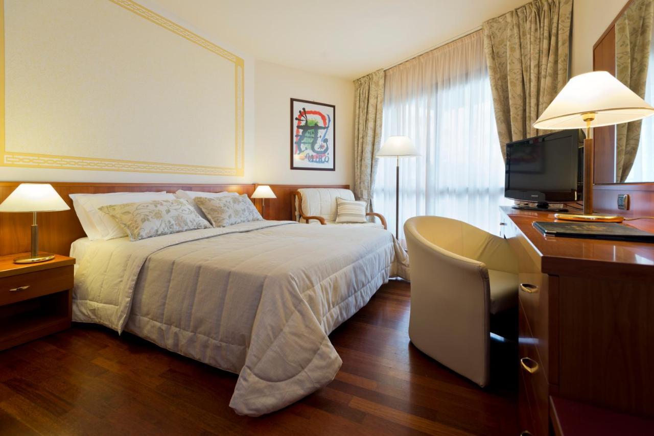 Savoy Beach Hotel & Thermal Spa Bibione Esterno foto A room at the hotel