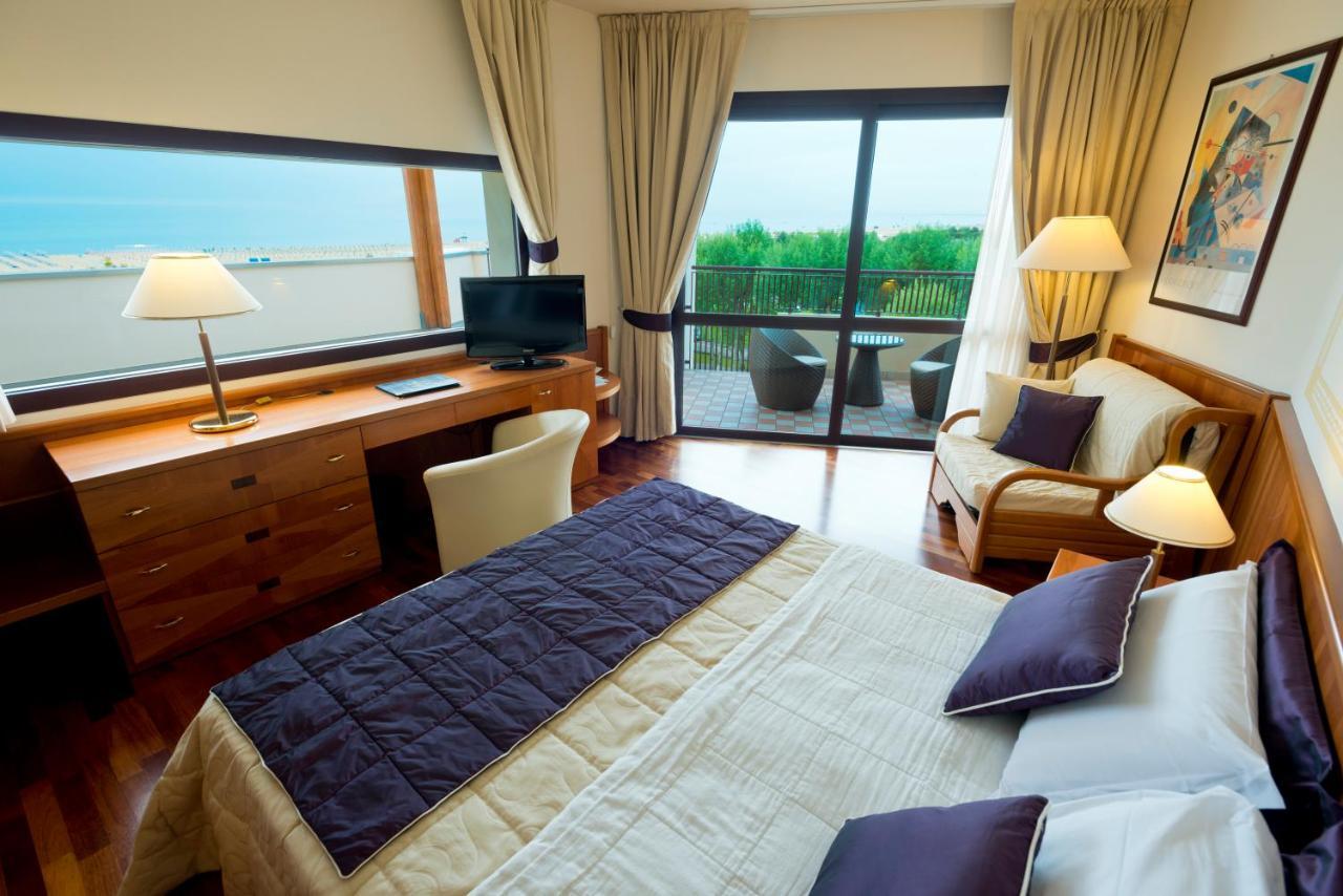 Savoy Beach Hotel & Thermal Spa Bibione Esterno foto A room at the hotel