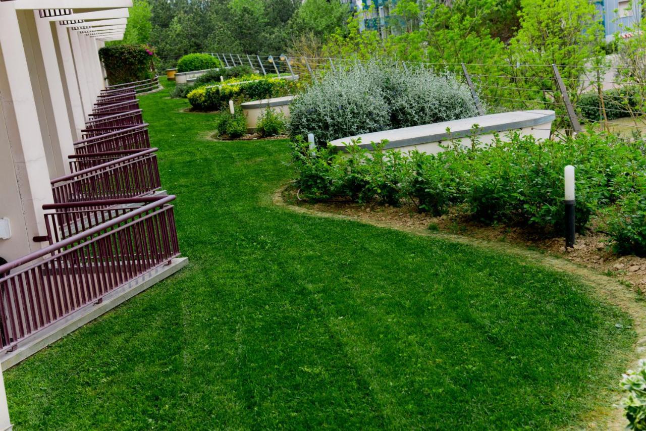 Savoy Beach Hotel & Thermal Spa Bibione Esterno foto A lawn