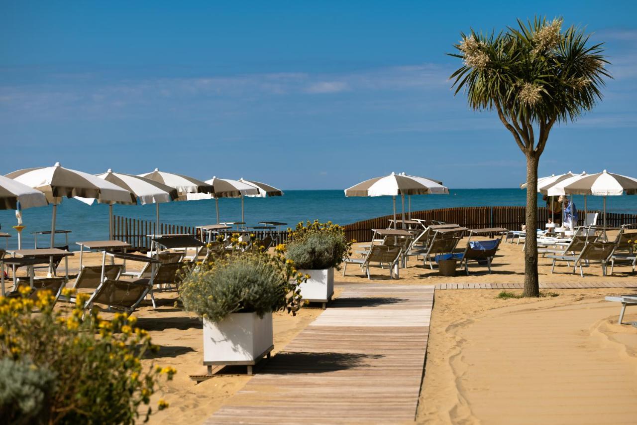 Savoy Beach Hotel & Thermal Spa Bibione Esterno foto The beach at Port-Camargue