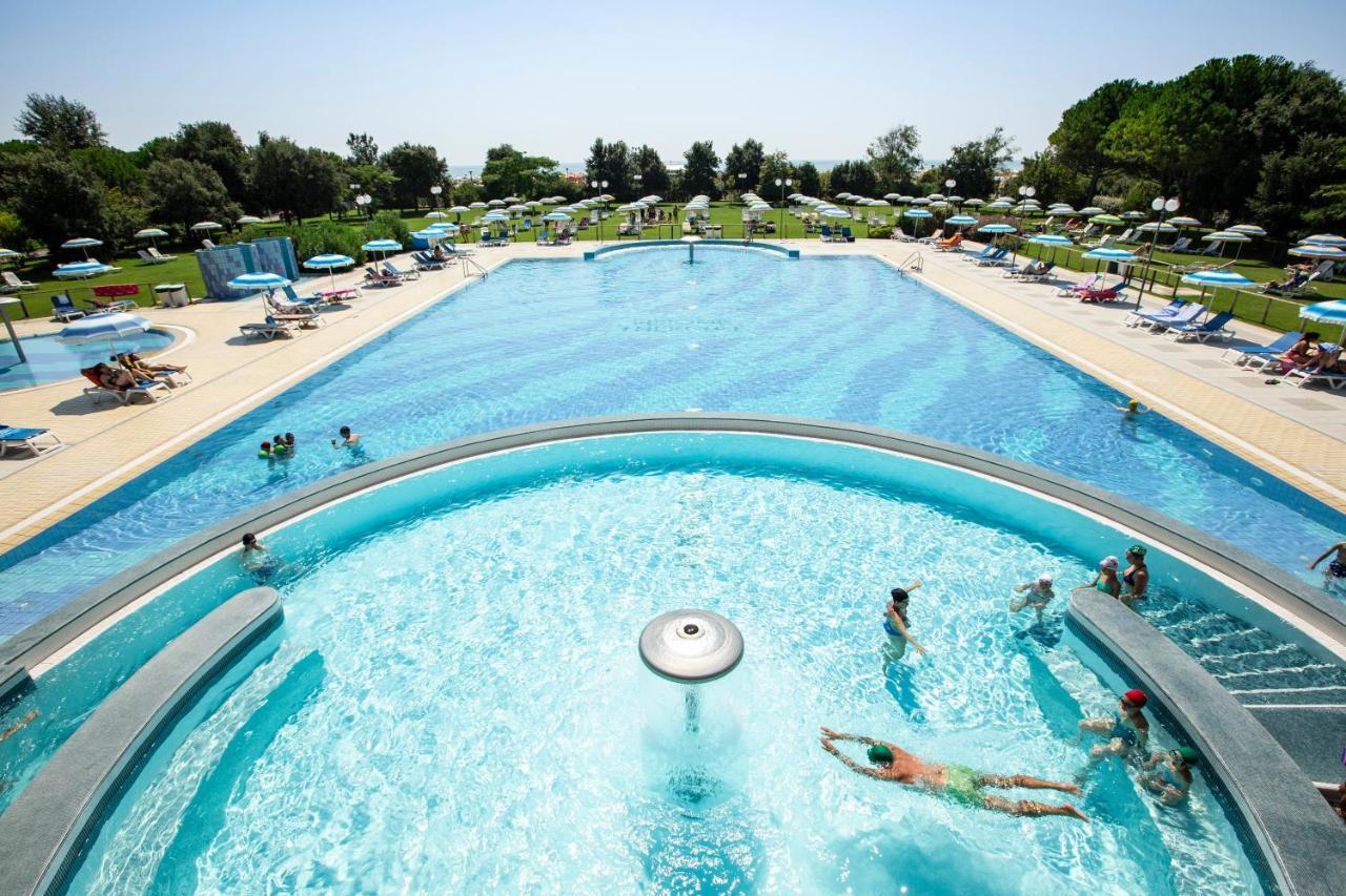 Savoy Beach Hotel & Thermal Spa Bibione Esterno foto The swimming pool at the spa