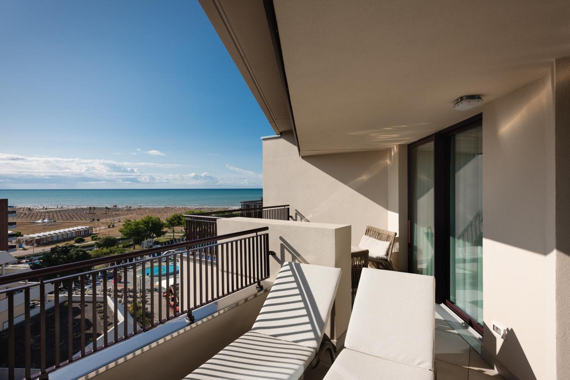 Savoy Beach Hotel & Thermal Spa Bibione Esterno foto A balcony