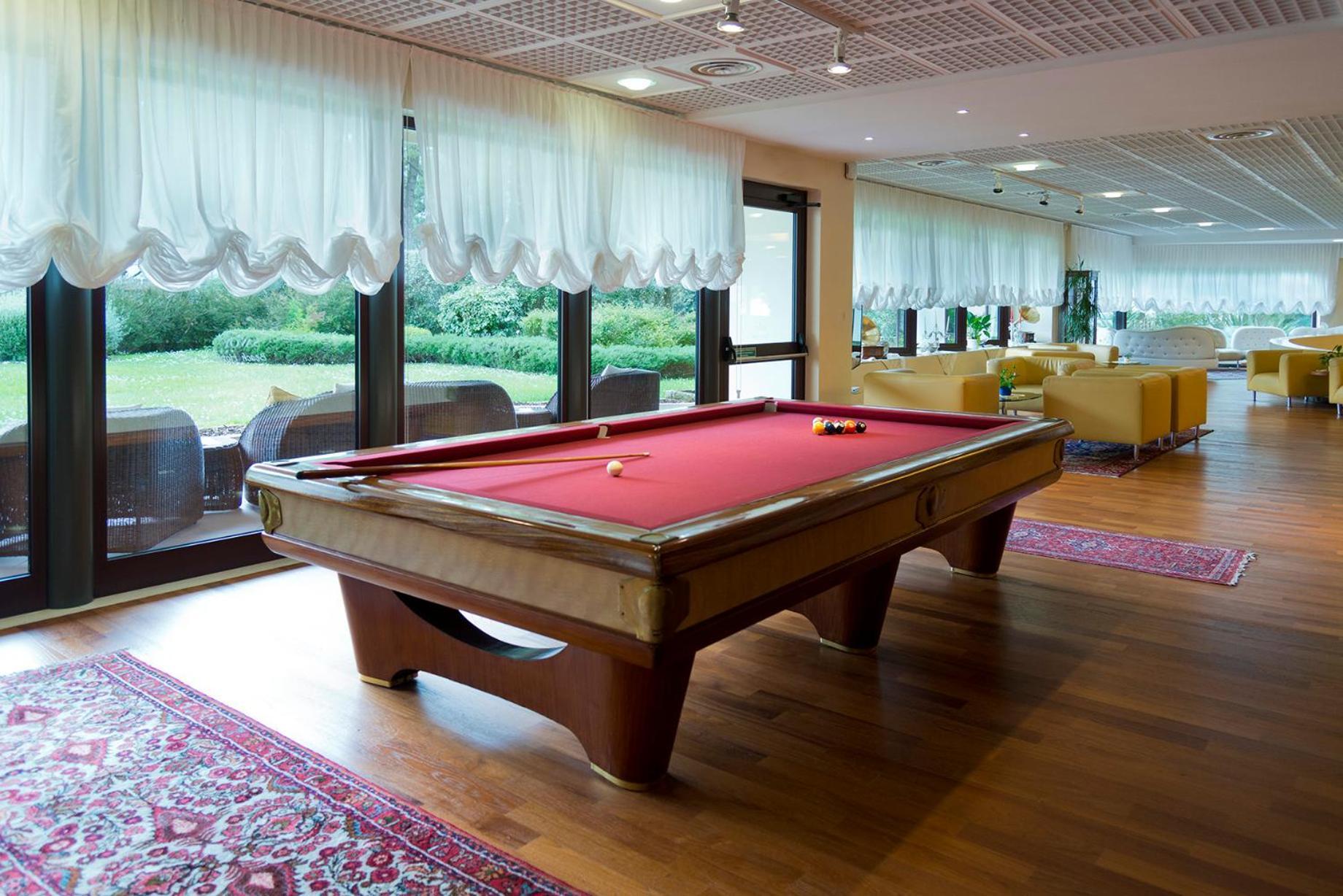 Savoy Beach Hotel & Thermal Spa Bibione Esterno foto A pool table
