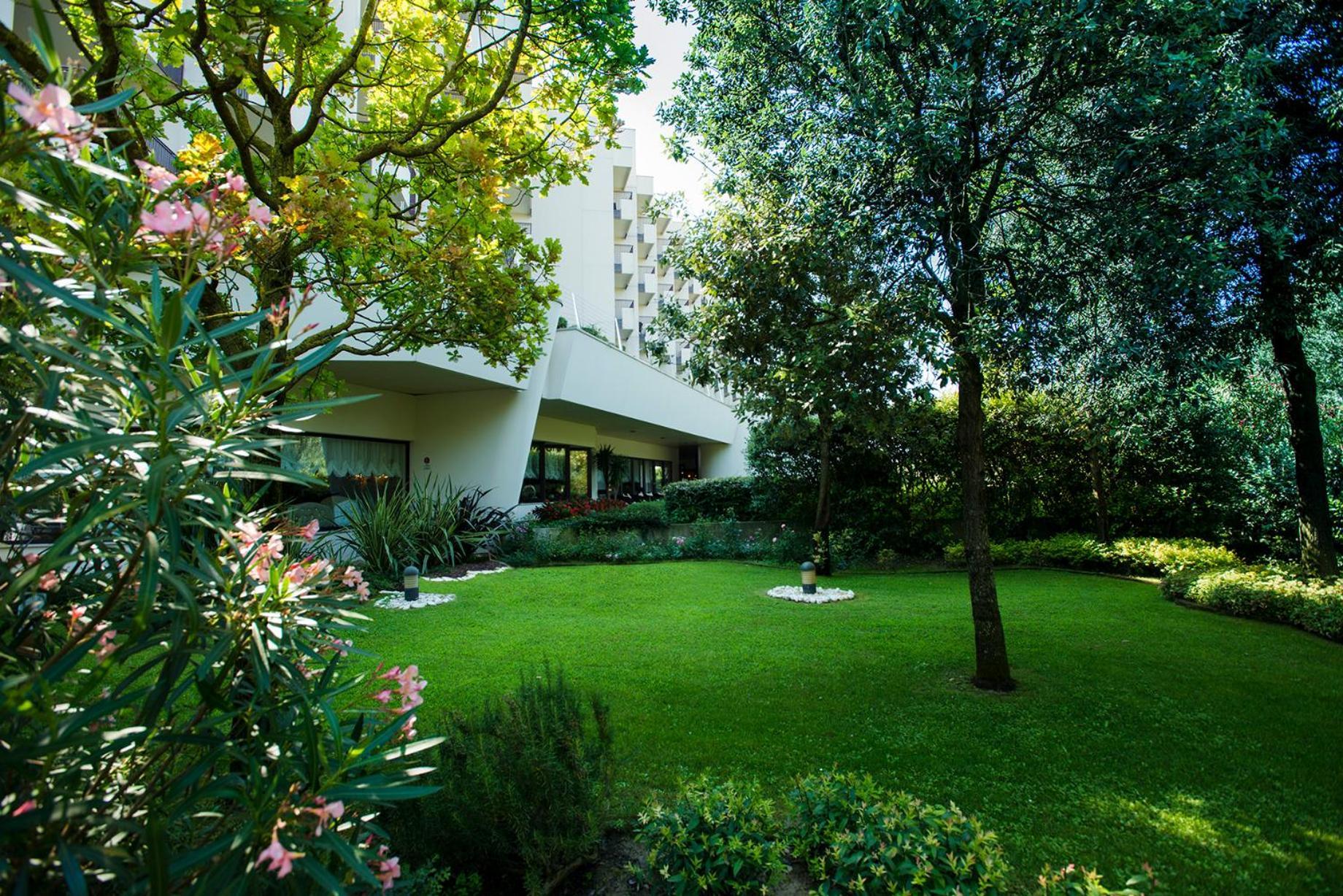 Savoy Beach Hotel & Thermal Spa Bibione Esterno foto Villa E-1027