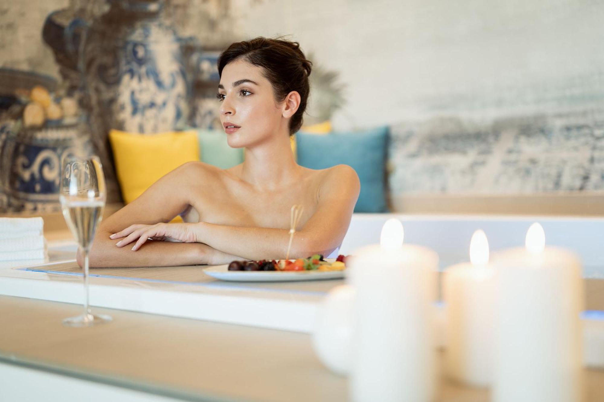 Savoy Beach Hotel & Thermal Spa Bibione Esterno foto A woman at a spa