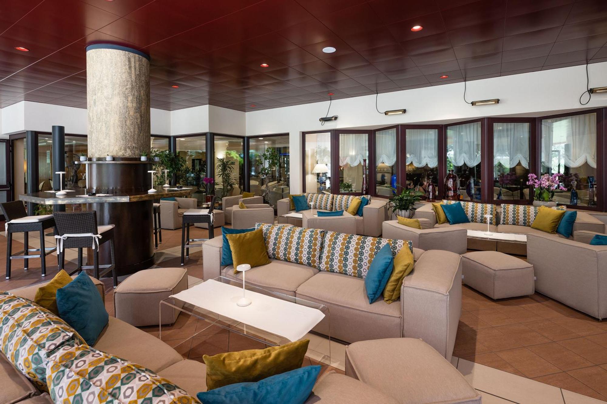 Savoy Beach Hotel & Thermal Spa Bibione Esterno foto The lounge at the airport