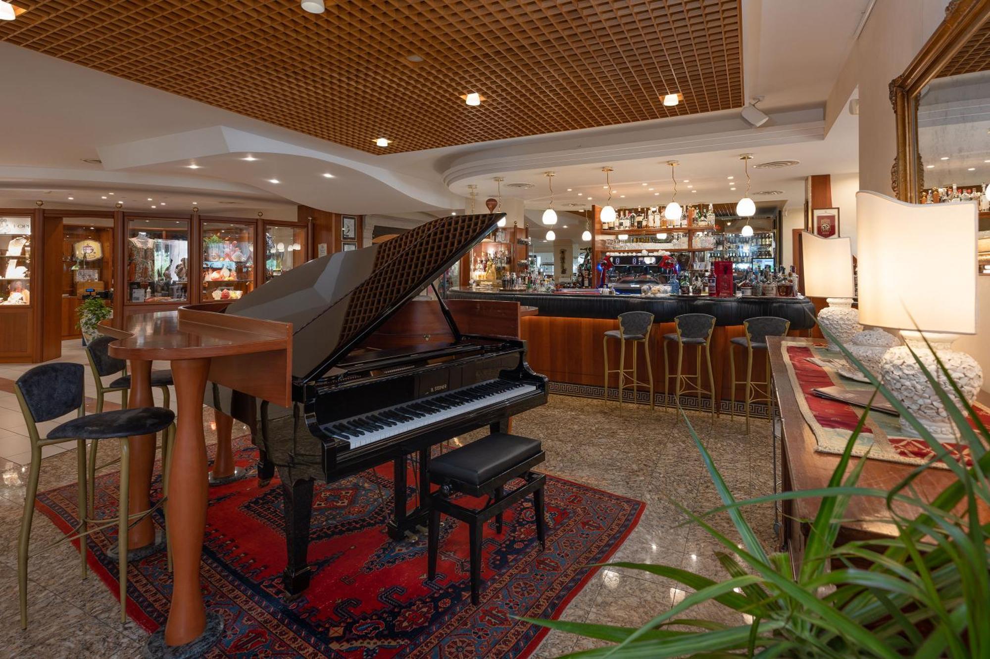 Savoy Beach Hotel & Thermal Spa Bibione Esterno foto The piano bar at the hotel