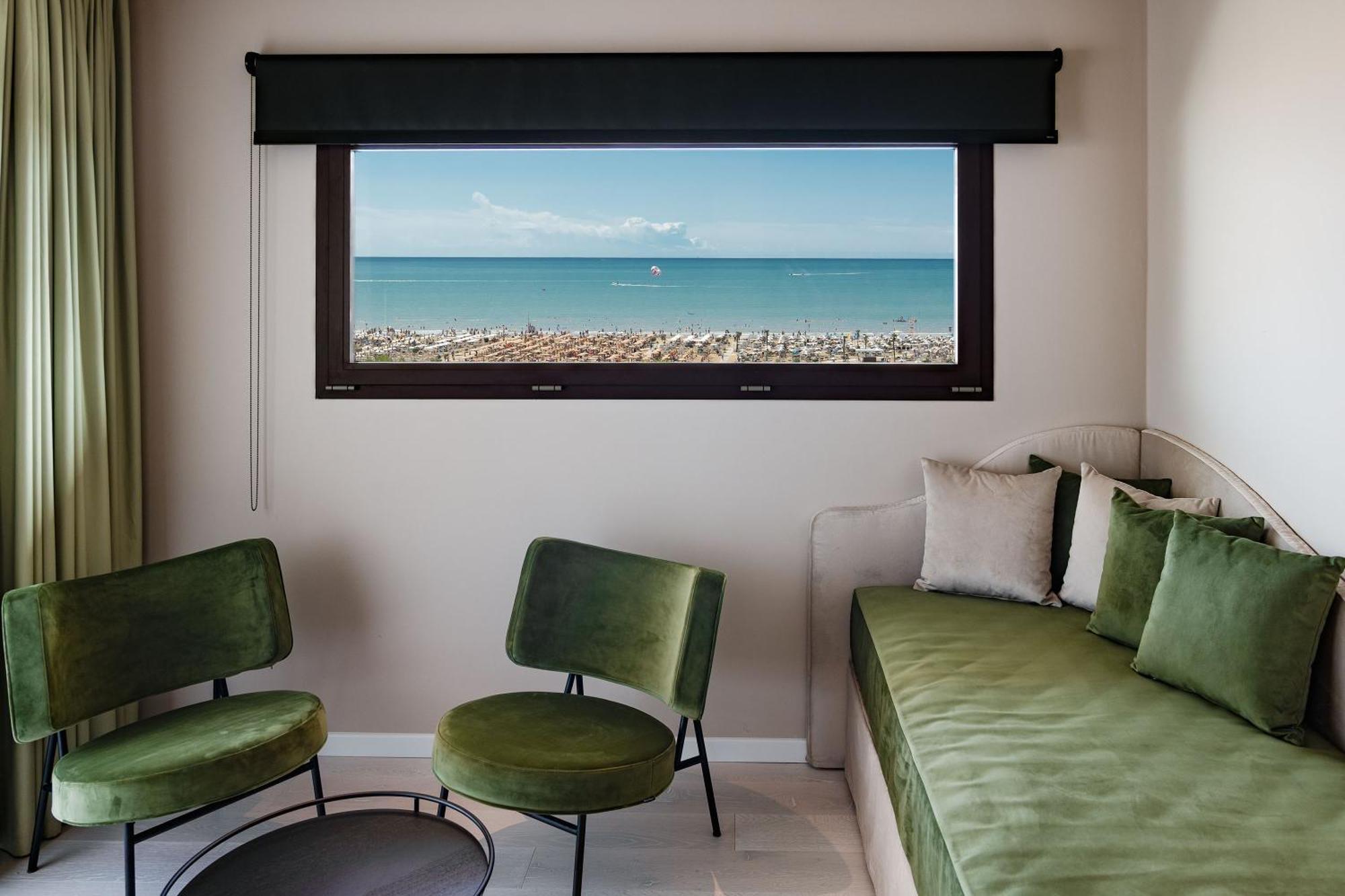 Savoy Beach Hotel & Thermal Spa Bibione Esterno foto A window with a view of the sea