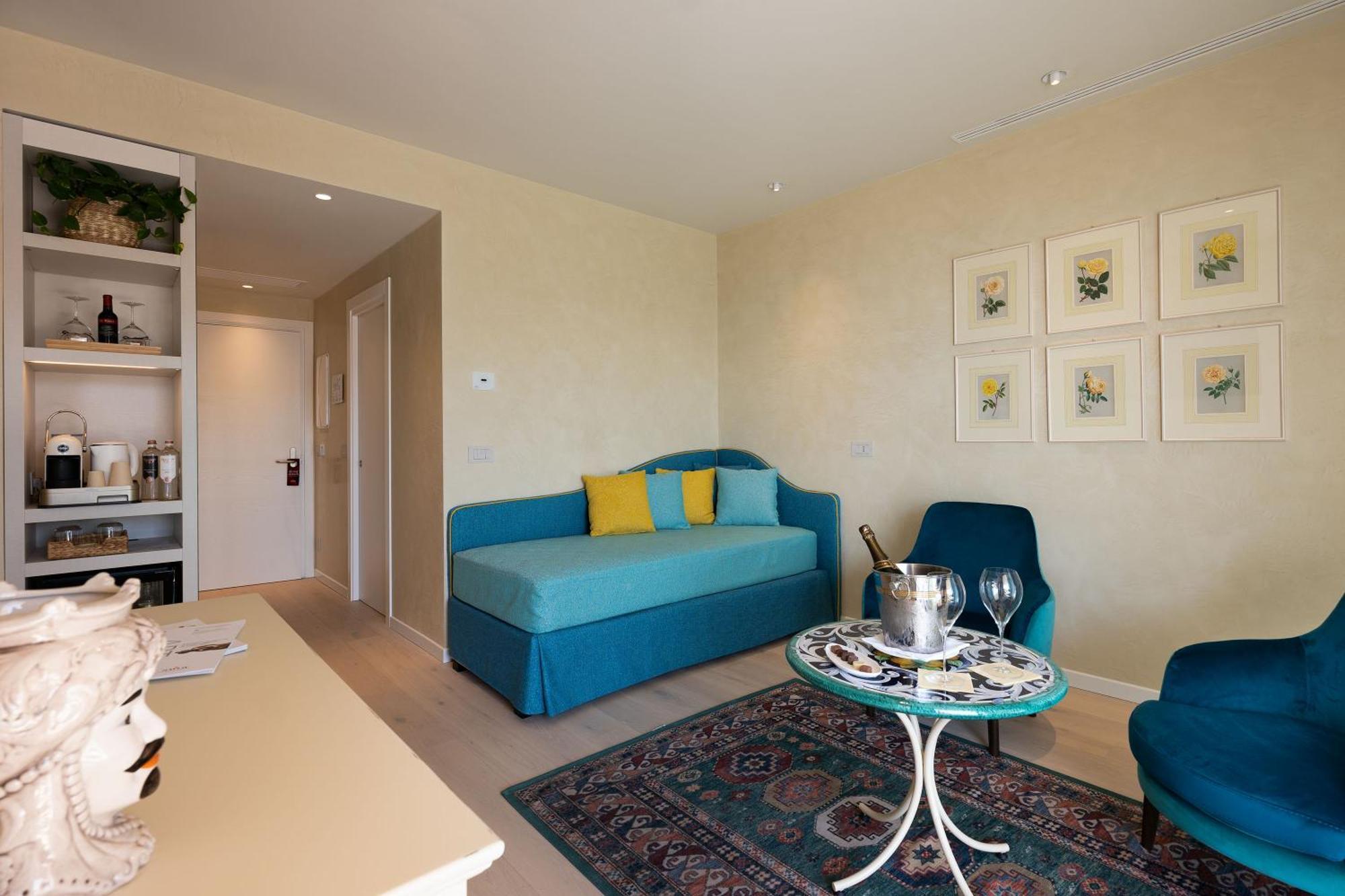 Savoy Beach Hotel & Thermal Spa Bibione Esterno foto A living room in a typical apartment