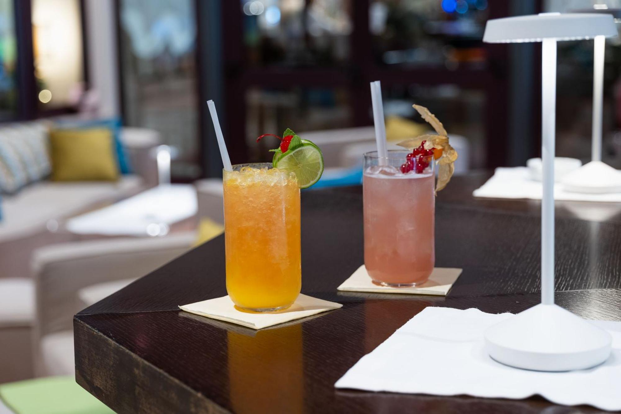 Savoy Beach Hotel & Thermal Spa Bibione Esterno foto Cocktails at the bar