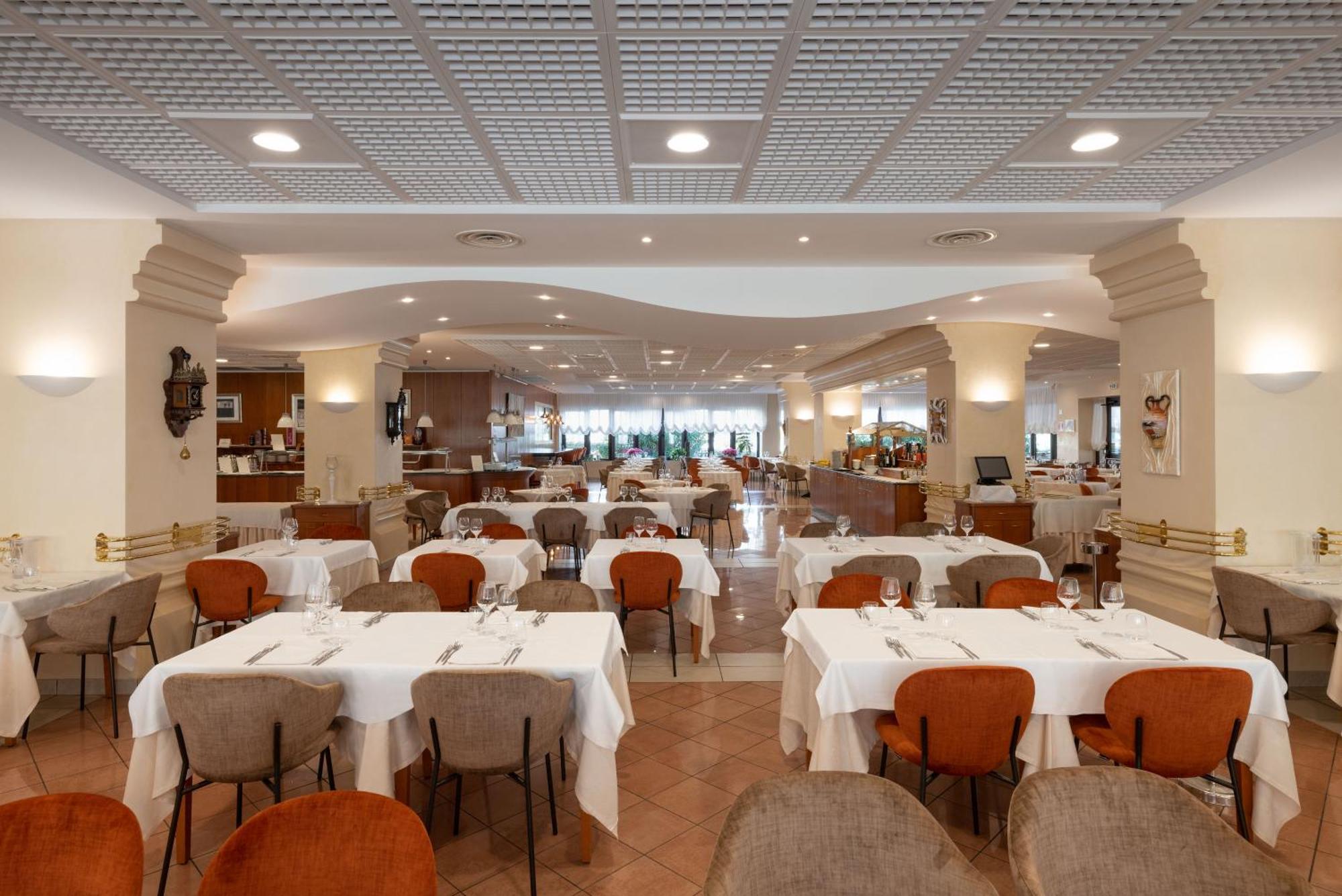 Savoy Beach Hotel & Thermal Spa Bibione Esterno foto The dining room