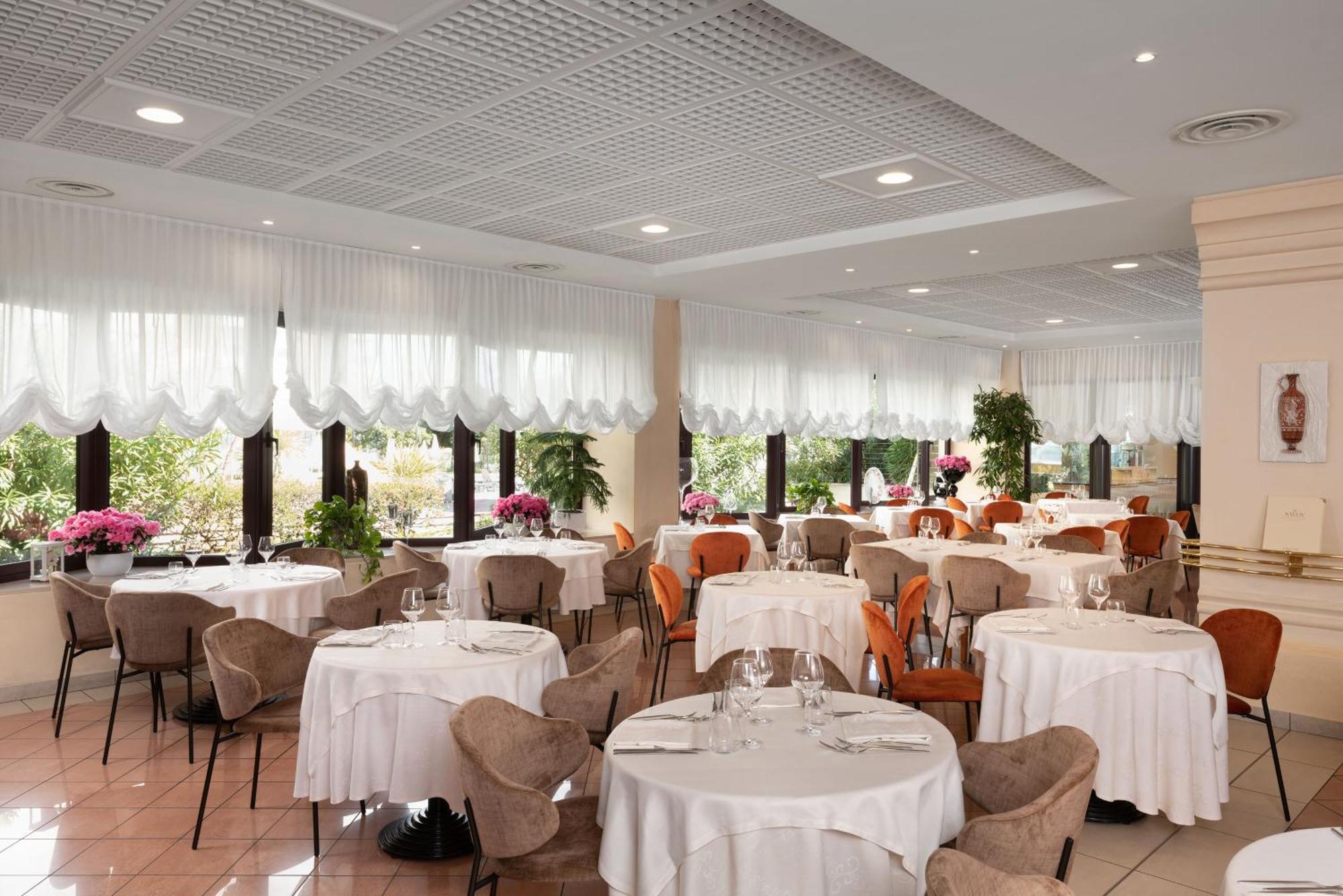 Savoy Beach Hotel & Thermal Spa Bibione Esterno foto Restaurant interior