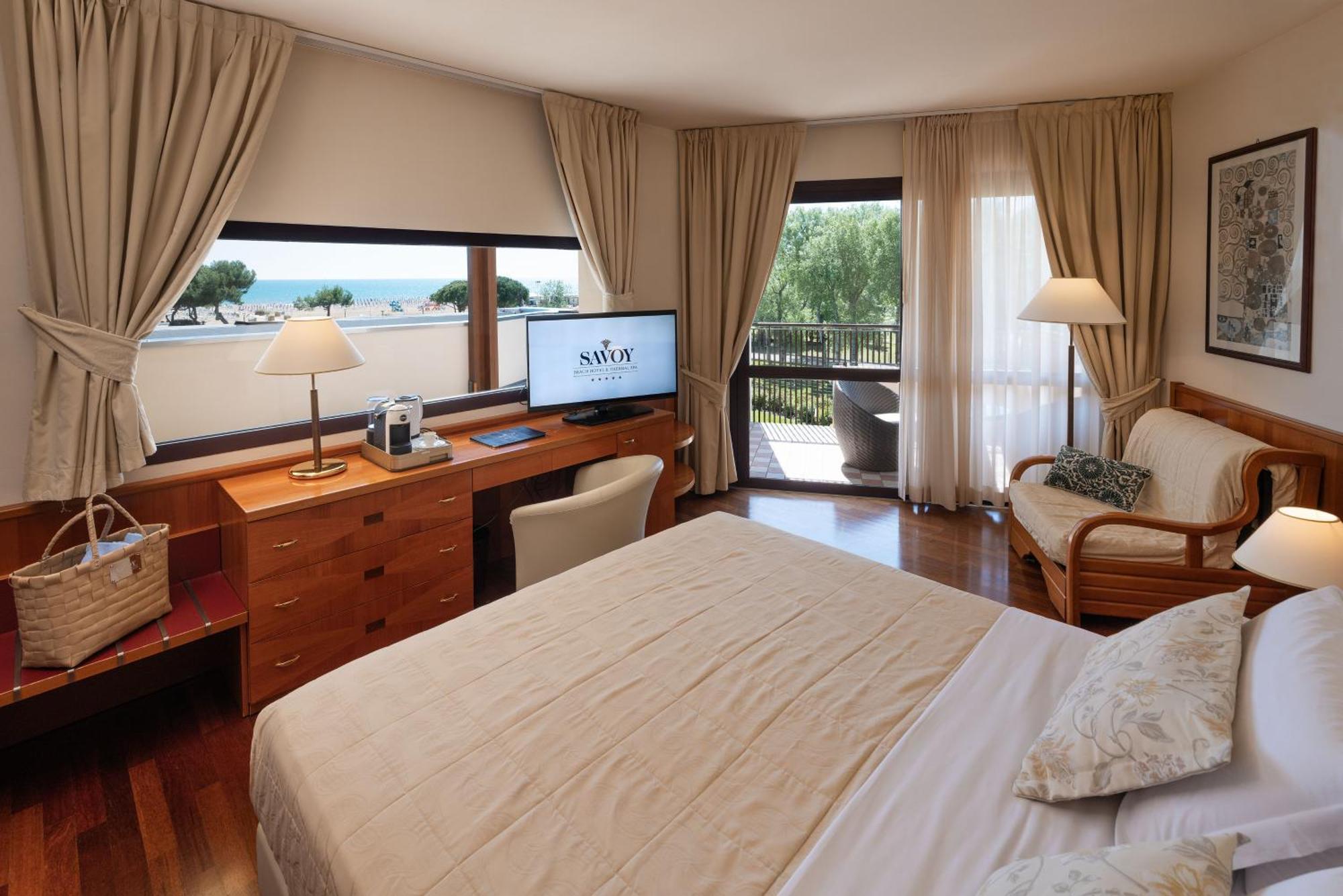 Savoy Beach Hotel & Thermal Spa Bibione Esterno foto A room at the hotel