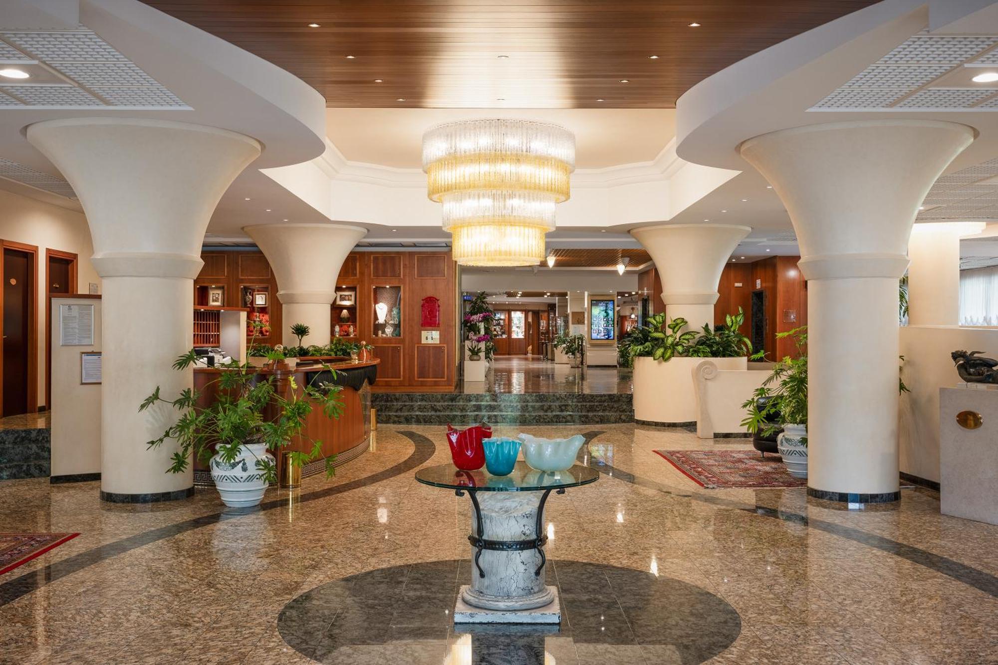 Savoy Beach Hotel & Thermal Spa Bibione Esterno foto Lobby