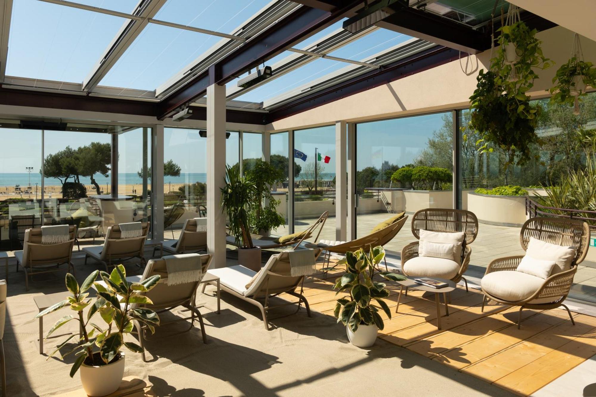 Savoy Beach Hotel & Thermal Spa Bibione Esterno foto The hotel's rooftop lounge