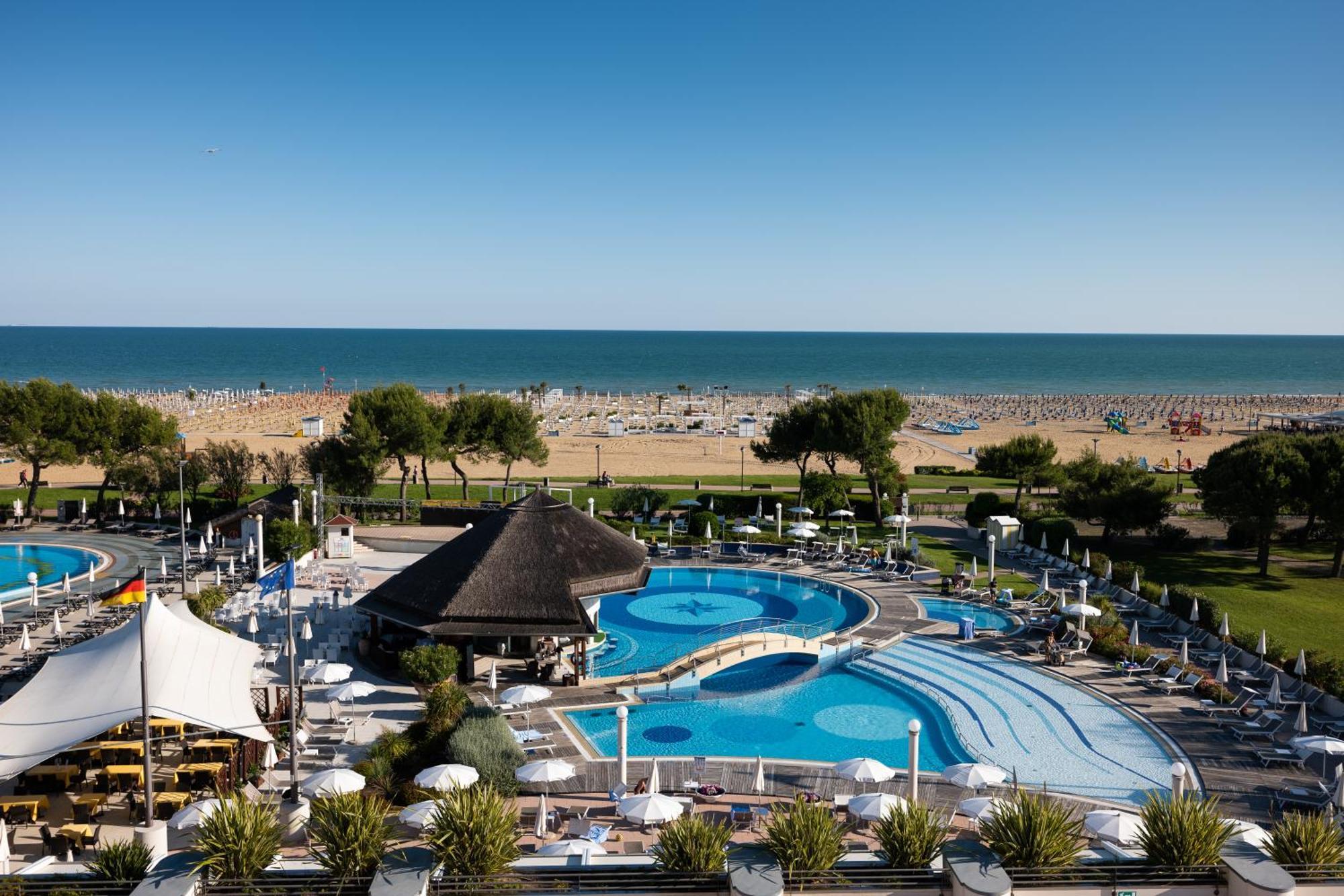 Savoy Beach Hotel & Thermal Spa Bibione Esterno foto A view of the beach at the resort