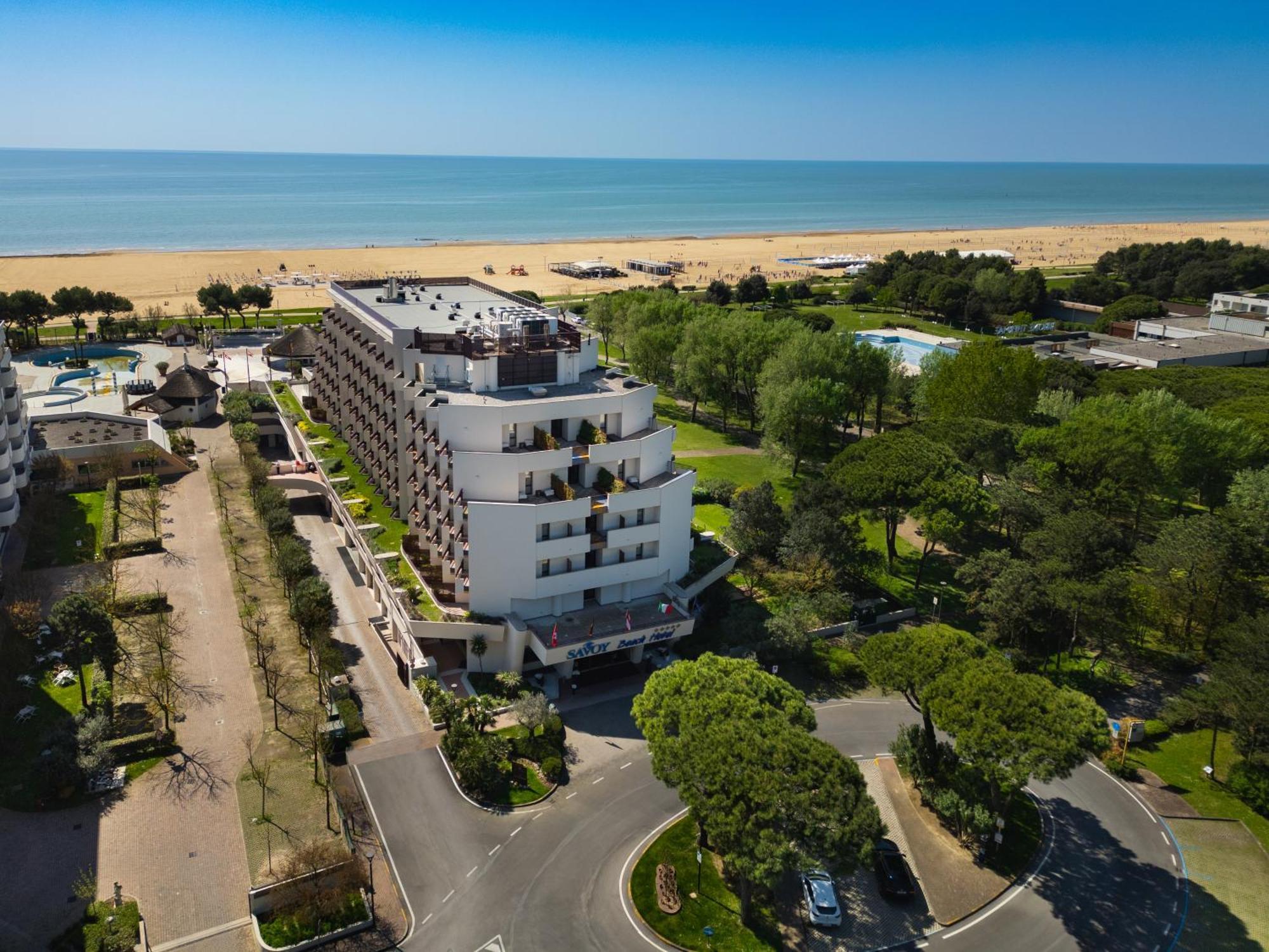 Savoy Beach Hotel & Thermal Spa Bibione Esterno foto Aerial view of the hotel