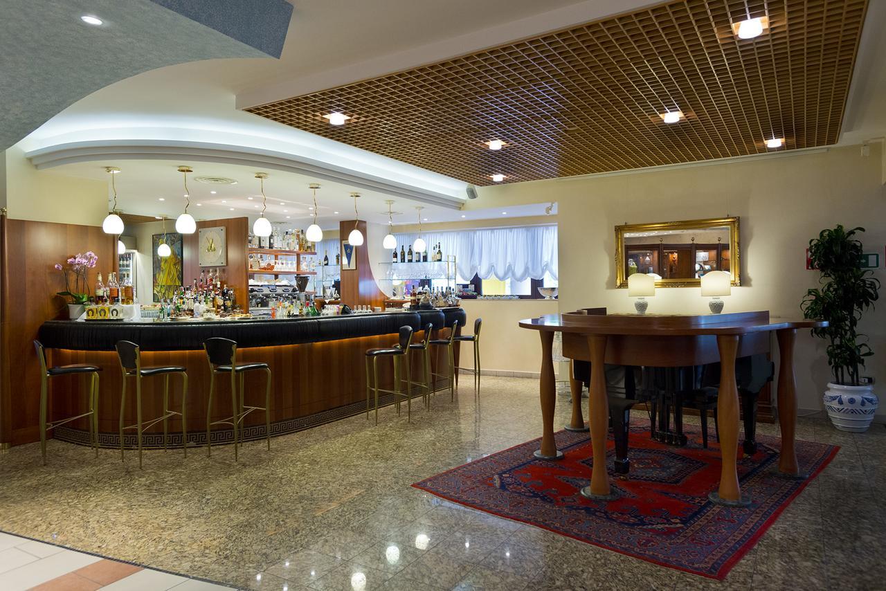 Savoy Beach Hotel & Thermal Spa Bibione Esterno foto The lounge at the airport