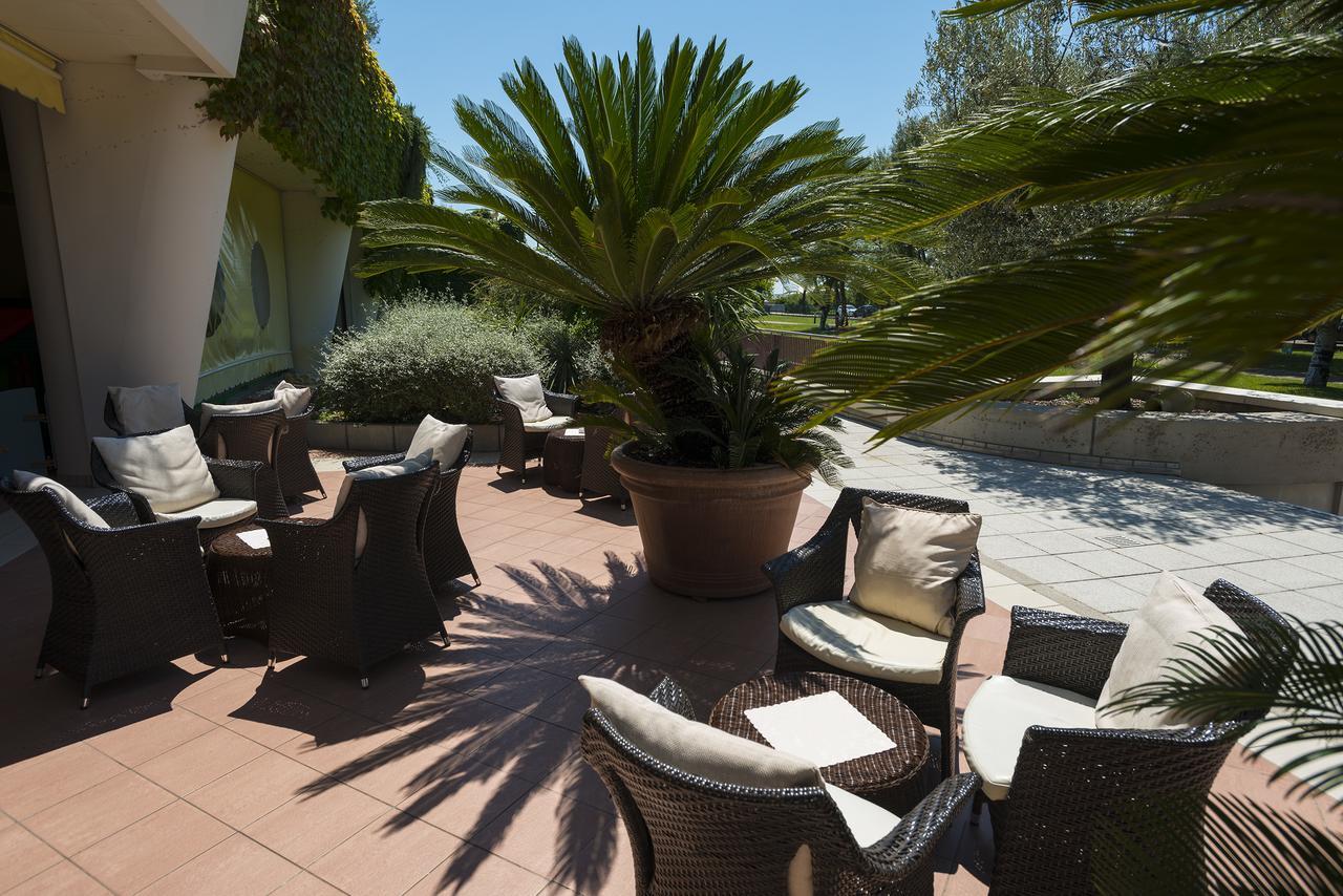Savoy Beach Hotel & Thermal Spa Bibione Esterno foto The hotel's terrace